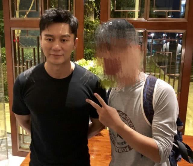 李晨坐轮椅什么情况？李晨为什么坐轮椅哪里受伤了严重吗现场图
