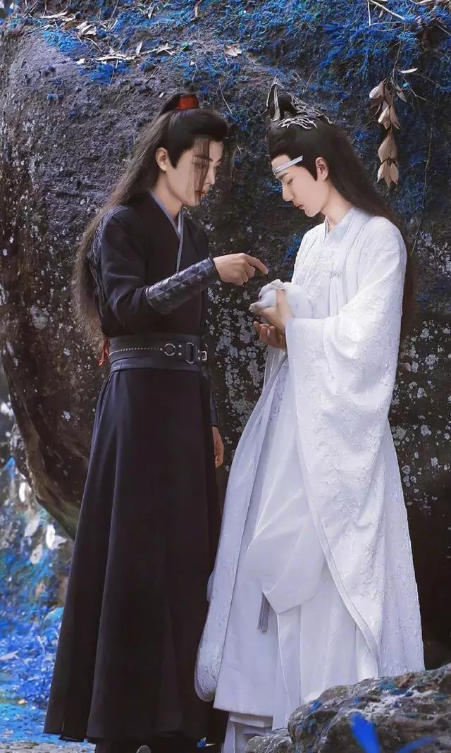 王一博为肖战庆生晒《陈情令》独家幕后照 零点十六发博时间点有深意（3）
