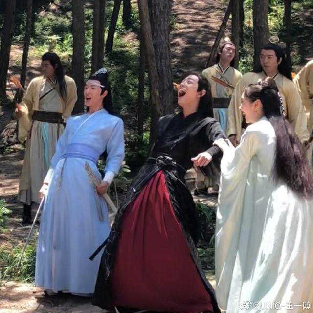 王一博为肖战庆生晒《陈情令》独家幕后照 零点十六发博时间点有深意（2）