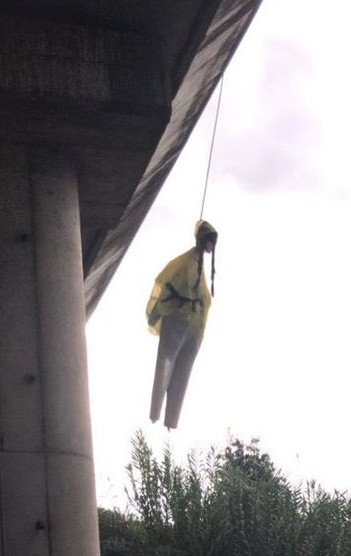 环保少女人偶被吊具体什么情况？ 遭恶意制成人偶吊在桥边