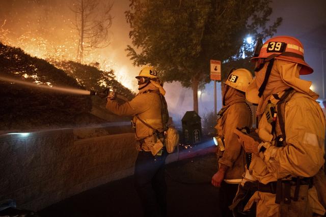 美国加州爆发山火现场高清图曝光 圣安娜风“助力”山火是什么意思 1.3万多户居民被迫撤离（3）