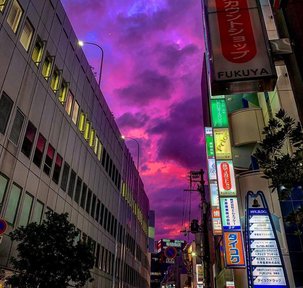 日本天空宛如魔界怎么回事 日本多地天空变成了紫色或粉色