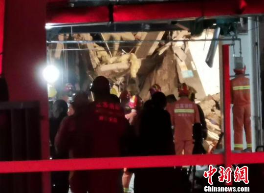 南京坍塌建筑历尽12小时：现场清理救援仍在继续