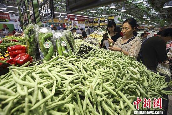 资料图：民众在超市选购蔬菜。 <a target='_blank' href='http://www.chinanews.com/'>中新社</a>记者 张云 摄