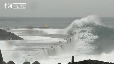 当地时间10月12日早上，“海贝思”逼近日本沿海，受其影响，日本东部沿海地区出现狂风暴雨天气。 来源：中新视频