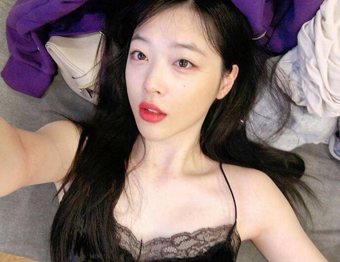 雪莉ins分腿照片