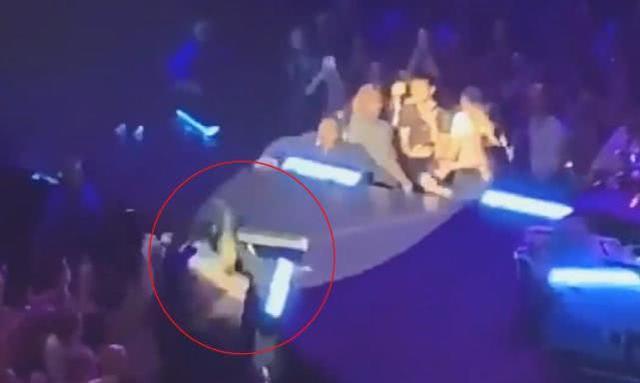 LADY Gaga舞台摔倒详细经过现场图曝光 LADY Gaga为什么会摔倒原因