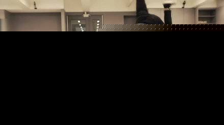 张艺兴倒立