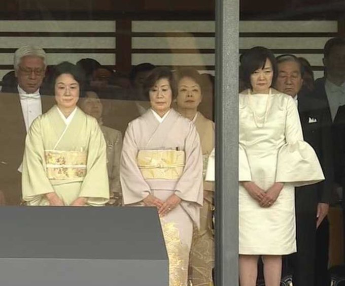 安倍夫人奇装异服什么情况 安倍夫人穿了什么衣服