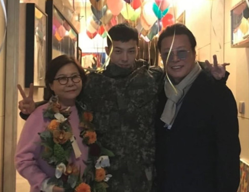 权志龙全家福是怎么回事 权志龙全家福是什么情况