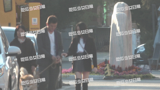 李嫣陪父亲李亚鹏遛狗 不惧寒冷穿短裙秀大长腿