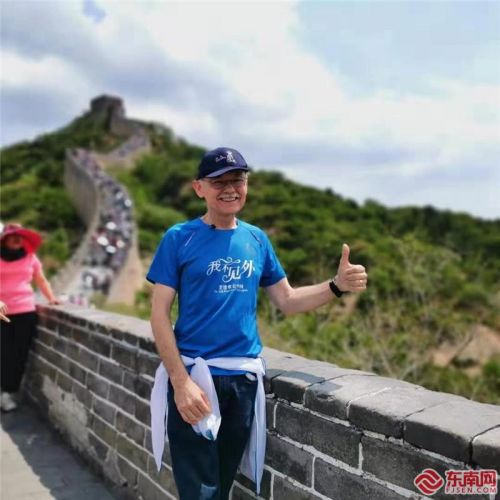 今年暑假，潘维廉“重走中国行”，走过26个城市，体验中国的巨变。（采访对象供图）

