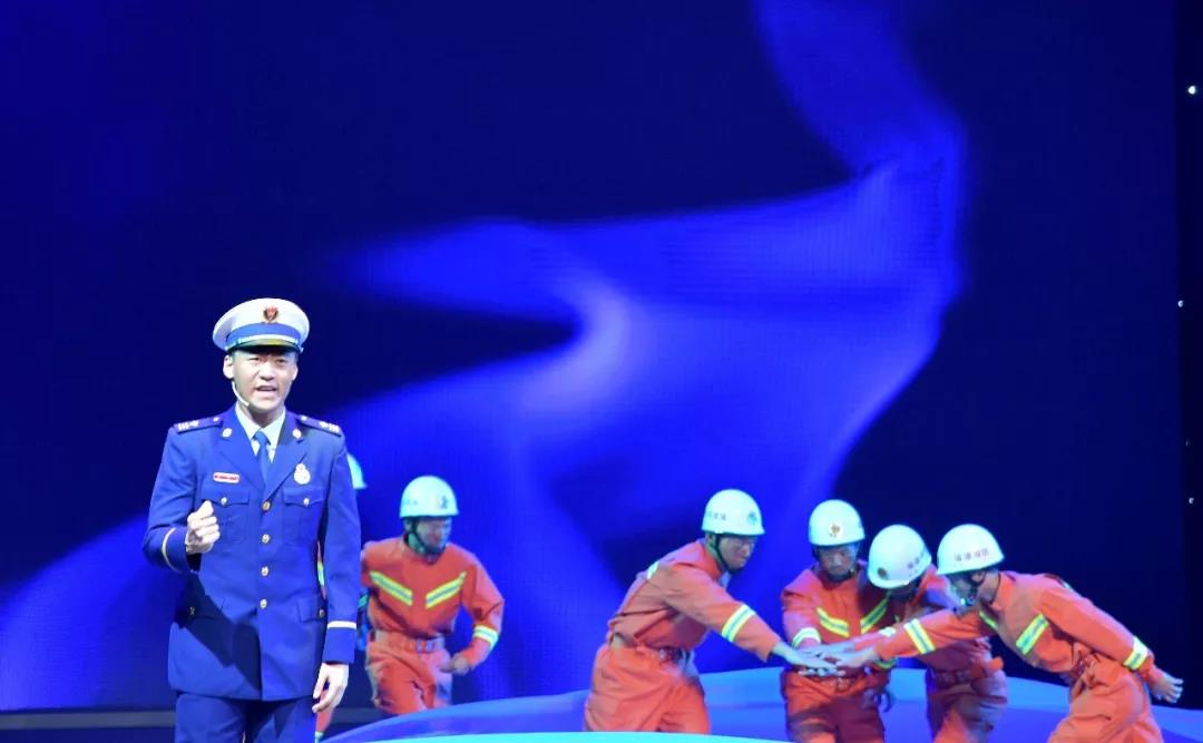 舞动“火焰蓝”的激情 ——福建省消防救援总队举办“人民消防心向党”大型文艺汇演