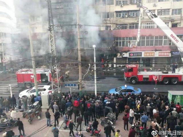 安徽蚌埠火车站附近突发大火 救出21人，1人逃生时受伤