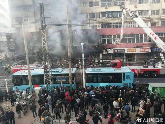 安徽蚌埠火车站附近突发大火 救出21人，1人逃生时受伤