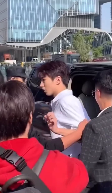 王俊凯被陌生男子搂肩是什么情况？陌生男子是谁为什么搂王俊凯