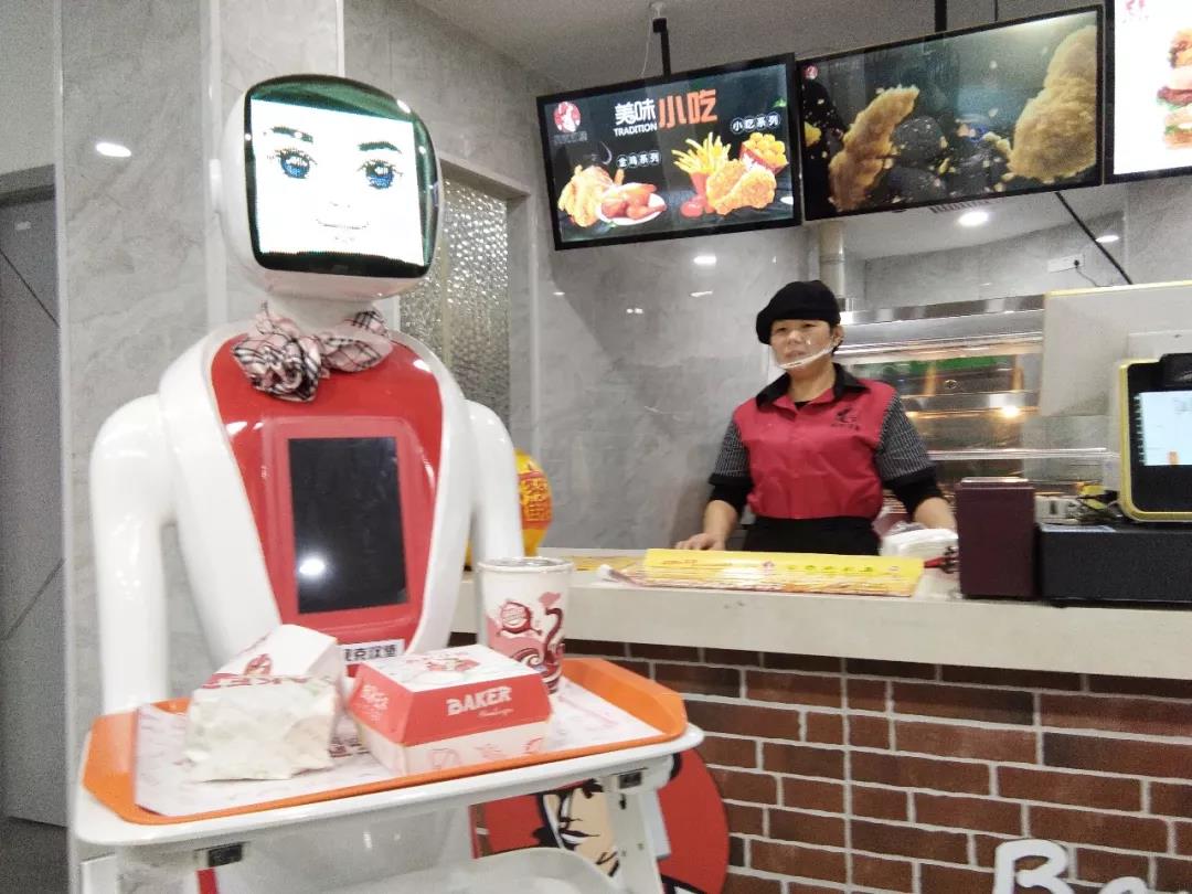 “请”机器人来端盘子 迎宾送餐能说会唱