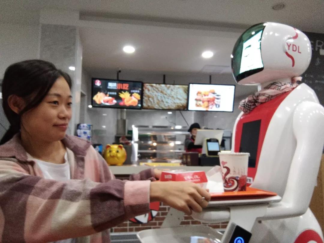 “请”机器人来端盘子 迎宾送餐能说会唱
