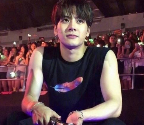 王嘉尔帮粉丝揉头是怎么回事 王嘉尔帮粉丝揉头什么情况粉丝炸了