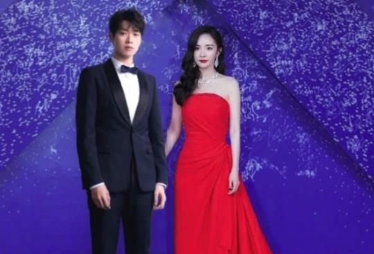 魏大勋偷瞄杨幂怎么回事？魏大勋偷瞄杨幂的原因是什么被抓包现场照