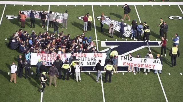 美国爆发抗议活动怎么回事 康州气候示威者干扰橄榄球大赛