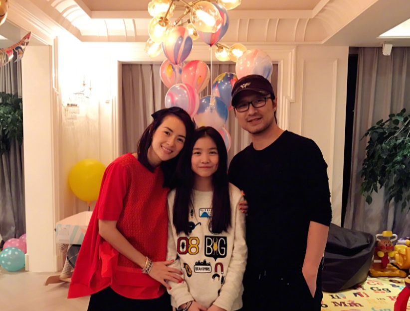 章子怡为继女庆生 14岁小苹果已成长成气质美少女啦