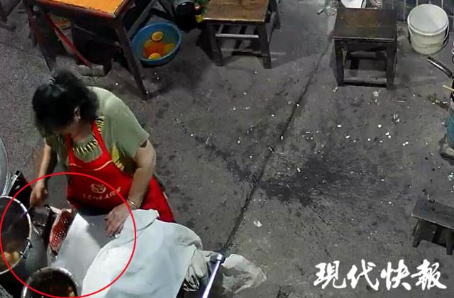 南京一汤圆店“回收”顾客吃剩汤圆回锅 监控全拍下