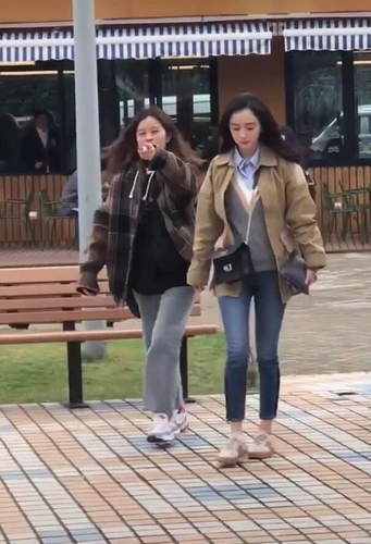 杨幂拍戏被偶遇怎么回事？杨幂拍戏被偶遇生图曝光杨幂拍什么戏