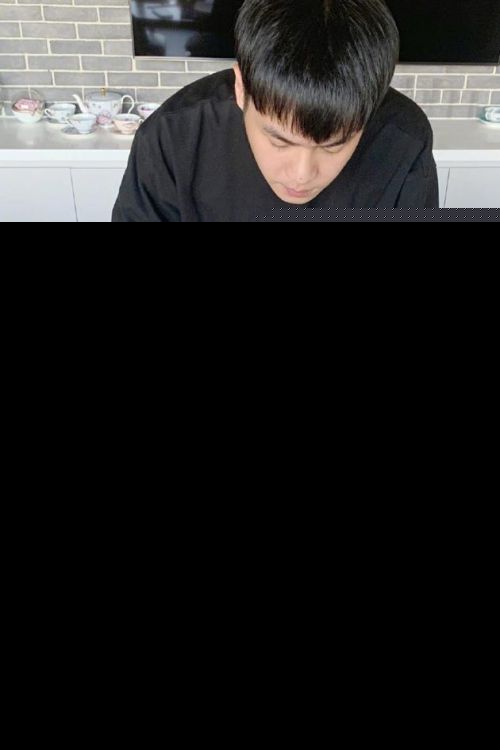 张若昀的字是什么样的？张若昀晒写毛笔的照片称导演要找字替