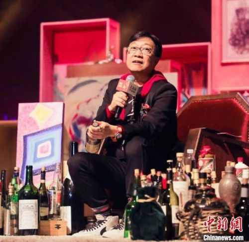 曹启泰摆酒瓶艺术装置作品庆“创业”6周年