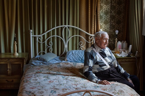 美媒：纳粹奥斯维辛集中营犹太囚犯恋人72年后重逢 她救了他五次免死