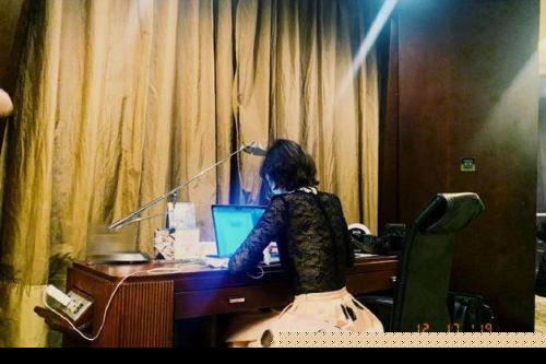 宋祖儿后台赶作业是怎么回事？宋祖儿后台赶作业照片曝光网友大赞