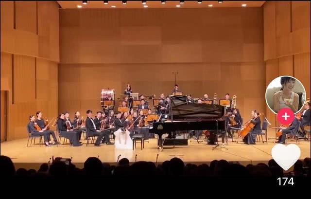 7岁甜馨音乐厅演奏钢琴不怯场 李小璐台下录视频