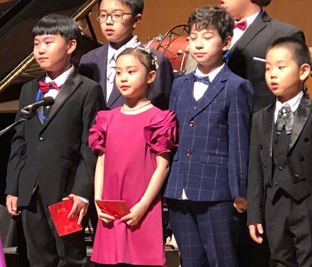 甜馨近照曝光长什么样 甜馨照片2019长得像贾乃亮还是李小璐