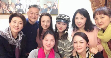 87红楼梦演员重聚什么情况 现场照片曝光今昔对比引人唏嘘