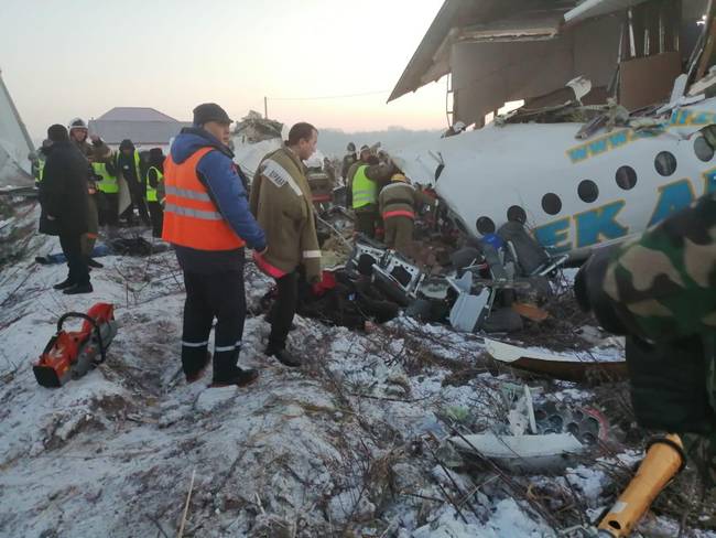 哈萨克飞机坠毁最新消息事故原因 死亡人数已上升至14人