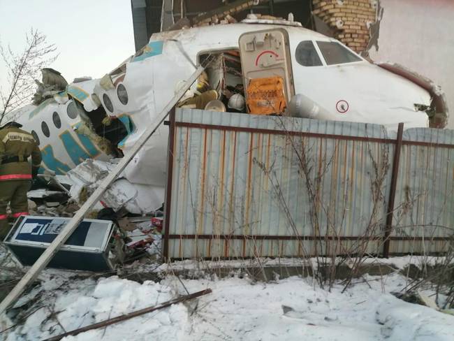 哈萨克飞机坠毁 总统表态：向遇难者家属表哀悼 承诺严惩责任人