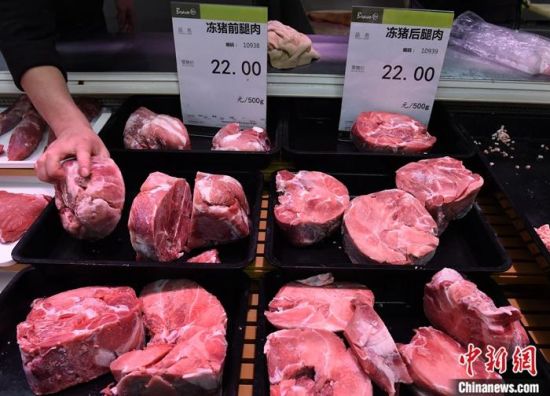 12月25日，重庆市一家超市出售市政府投放的储备冻猪肉。(资料图片)中新社记者 周毅 摄 