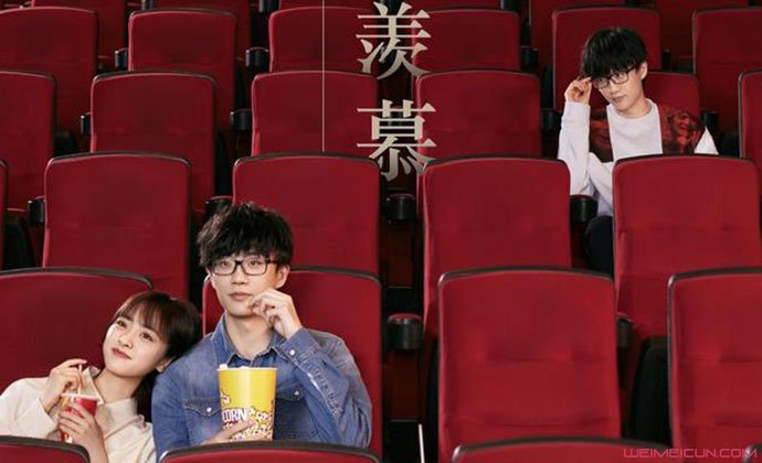 靠在许嵩肩上的是沈月