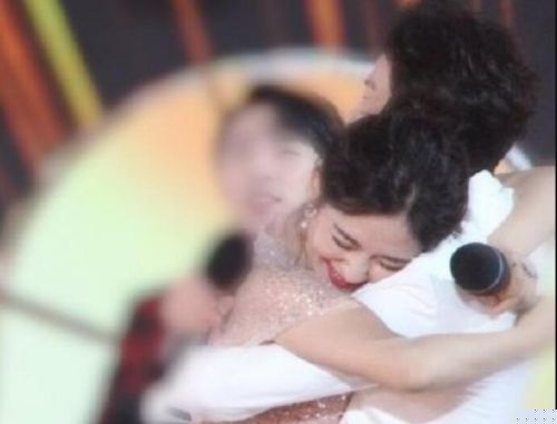 何炅晚会穿越人群抱谢娜 网友说有一种友情叫何炅谢娜