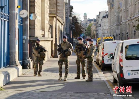 巴黎持刀砍人案被定调为恐怖袭击 反恐小组展开调查