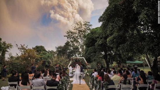 菲律宾火山喷发场面壮观！火山灰冲飞天围绕大量闪电图片曝光（图）（3）