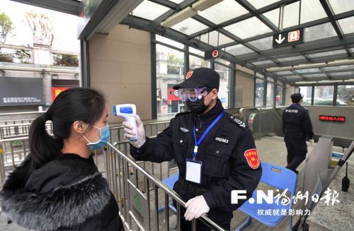 乘客在地铁站接受体温检测。福州日报记者 叶义斌摄

