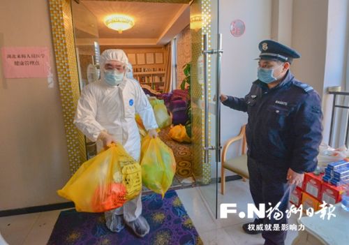 医护人员将梅城镇隔离点的生活垃圾按照医疗废弃物进行处理。刘建新 摄