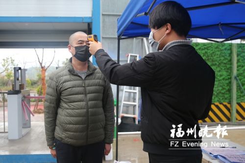 进入施工现场必须佩戴口罩，  测量体温，并符合相关要求。