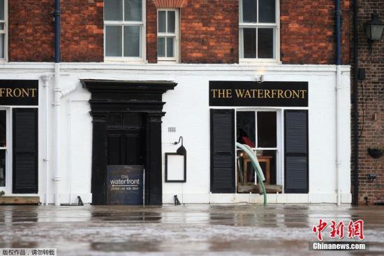 英国受风暴“丹尼斯”冲击 好莱坞明星豪宅被淹