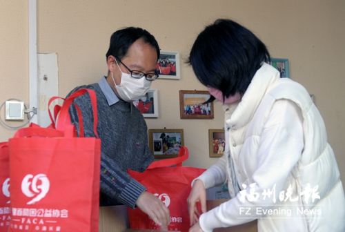 昨日上午，林斌（左）在办公地点整理抗疫所需物资。
