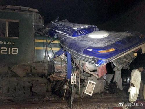 巴基斯坦火车相撞怎么回事 巴基斯坦火车相撞现场图曝光30人死