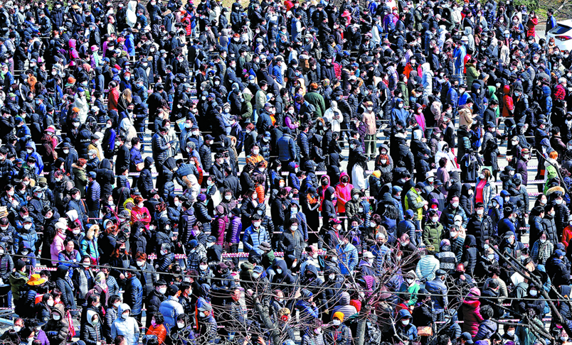 韩国政府定点发售口罩现场人挤人 人山人海堪比中秋节抢票