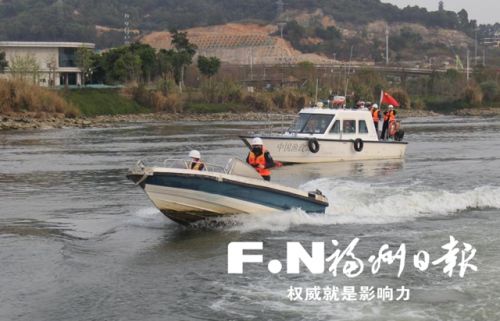 渔业执法人员在闽江开展巡航检查。（市海洋与渔业执法支队供图）